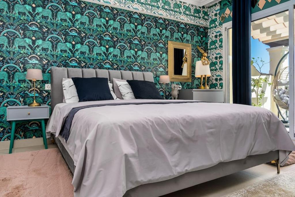Luxurious 4br Designer Retreat In *