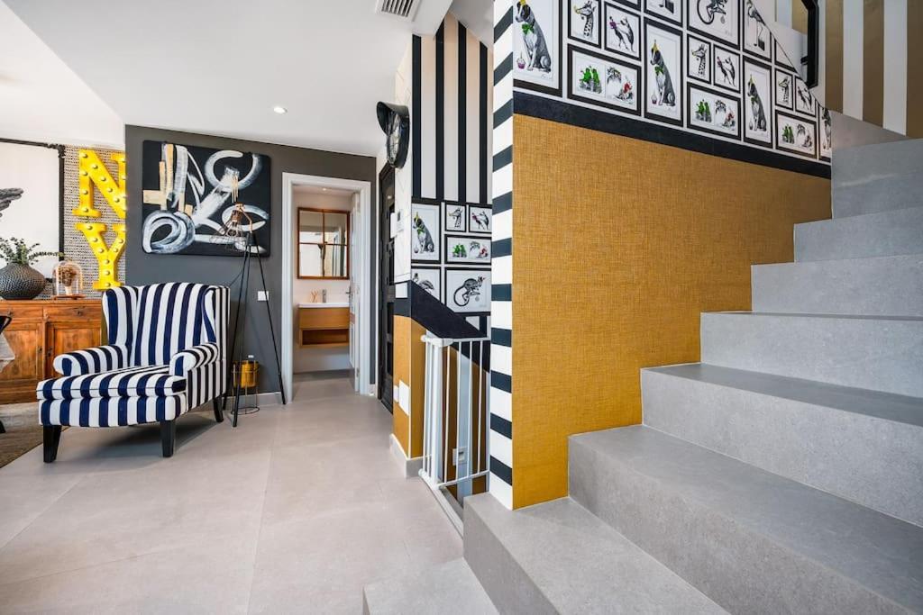 Luxurious 4br Designer Retreat In Holiday home